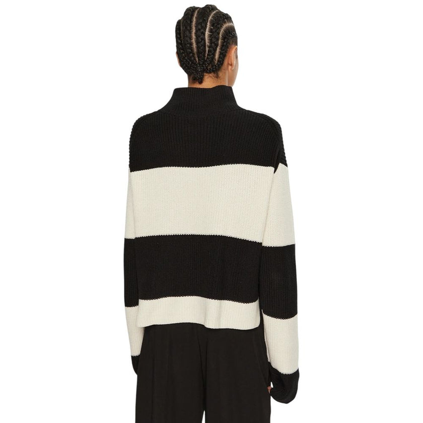 Black And White Cotton SweatshirtDiscover the chunky loose sweater by Calvin Klein Jeans, an essential piece for your winter wardrobe. Made from 100% cotton, this sweater offers exceptional comfort and a loose fit that flatters any silhouette. The striped