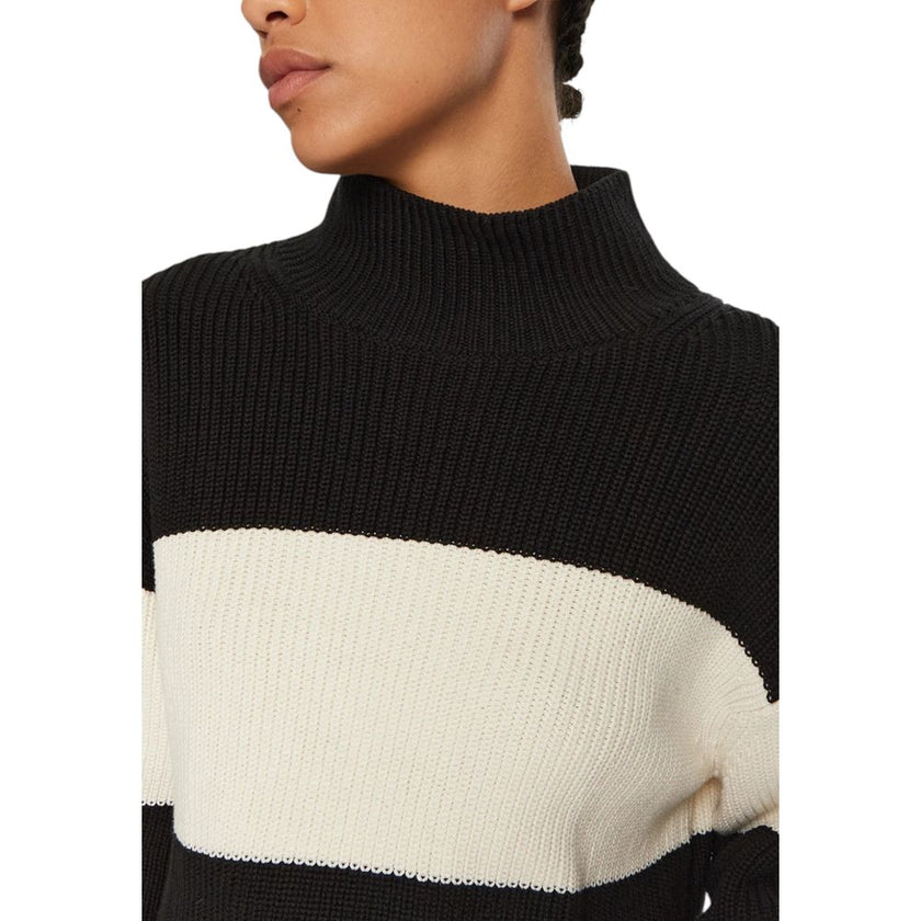 Black And White Cotton SweatshirtDiscover the chunky loose sweater by Calvin Klein Jeans, an essential piece for your winter wardrobe. Made from 100% cotton, this sweater offers exceptional comfort and a loose fit that flatters any silhouette. The striped