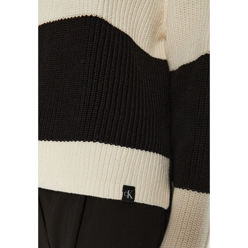 Black And White Cotton SweatshirtDiscover the chunky loose sweater by Calvin Klein Jeans, an essential piece for your winter wardrobe. Made from 100% cotton, this sweater offers exceptional comfort and a loose fit that flatters any silhouette. The striped