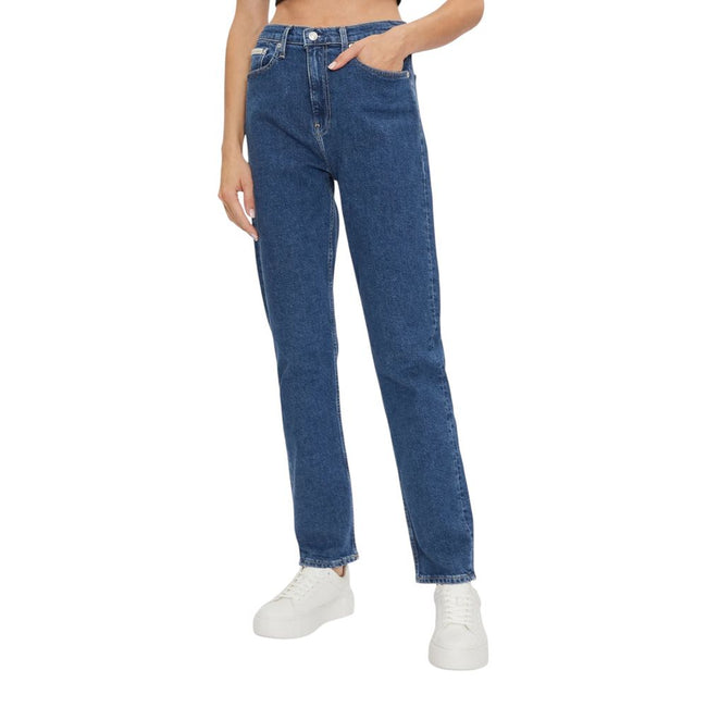 Blue Cotton Slim Fit JeanDiscover the Calvin Klein Jeans AUTHENTIC SLIM STRAI J20J224006 women’s slim jeans, an essential piece for your wardrobe. Made from 79% cotton, 20% recycled cotton, and 1% elastane/lycra, these jeans offer excellent fit and comfor