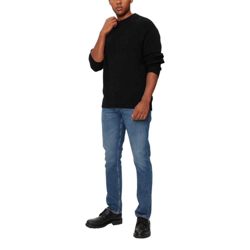 Blue Cotton Skinny JeanThe Calvin Klein Jeans J30J326359 slim fit jeans for men represent a perfect blend of style and sustainability. Made with a composition of 79% cotton, 20% recycled cotton, and 1% elastane, these jeans provide a snug and comfortable