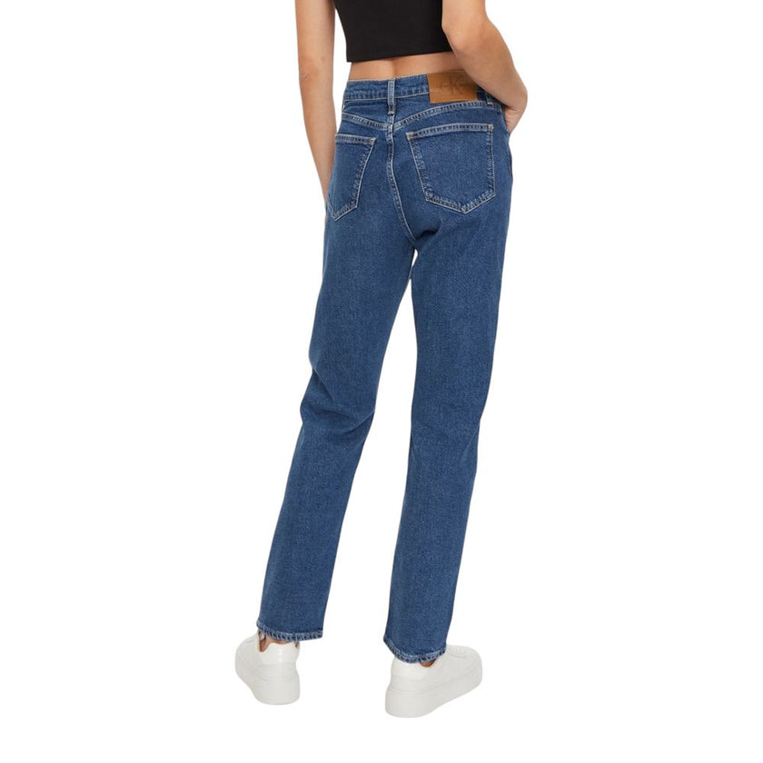 Blue Cotton Slim Fit JeanDiscover the Calvin Klein Jeans AUTHENTIC SLIM STRAI J20J224006 women’s slim jeans, an essential piece for your wardrobe. Made from 79% cotton, 20% recycled cotton, and 1% elastane/lycra, these jeans offer excellent fit and comfor