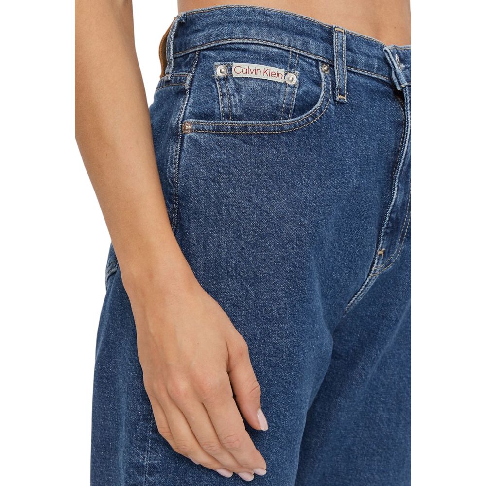 Blue Cotton Slim Fit JeanDiscover the Calvin Klein Jeans AUTHENTIC SLIM STRAI J20J224006 women’s slim jeans, an essential piece for your wardrobe. Made from 79% cotton, 20% recycled cotton, and 1% elastane/lycra, these jeans offer excellent fit and comfor