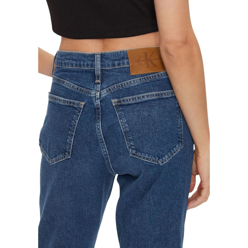 Blue Cotton Slim Fit JeanDiscover the Calvin Klein Jeans AUTHENTIC SLIM STRAI J20J224006 women’s slim jeans, an essential piece for your wardrobe. Made from 79% cotton, 20% recycled cotton, and 1% elastane/lycra, these jeans offer excellent fit and comfor