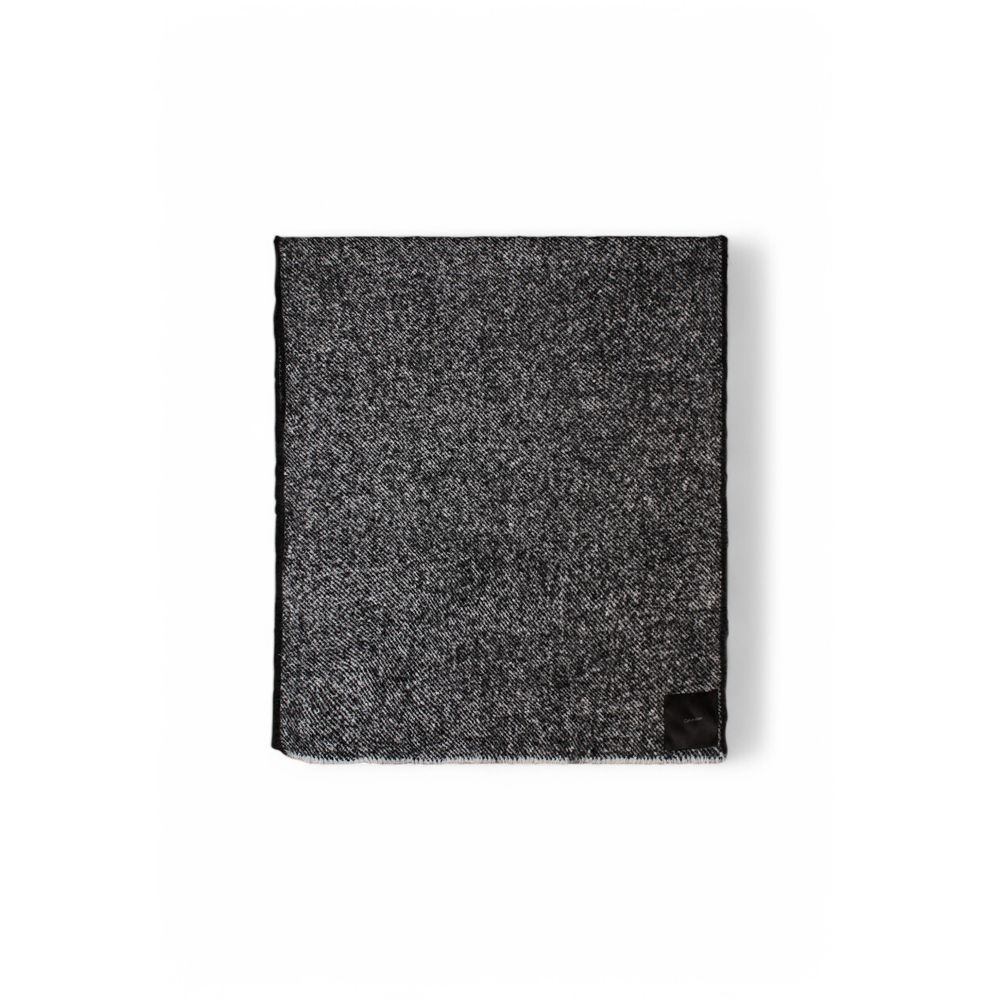 Black And White Polyester ScarfDiscover the Calvin Klein Concrete Blanket scarf for women, an elegant and versatile accessory that is a must-have in your wardrobe. Made from a blend of 65% polyester, 14% wool, 13% acrylic, and 8% polyamide, this scarf off
