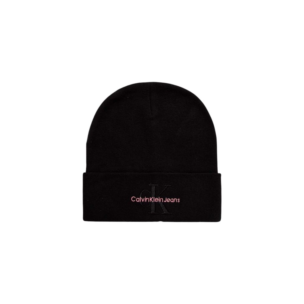 Black Cotton Cap (Baseball Hat)Discover the MONO LOGO EMBRO beanie for women by Calvin Klein Jeans, an essential accessory for every wardrobe. Made from 100% cotton, this beanie provides a soft and comfortable feel, perfect for cool days. The minimalist d