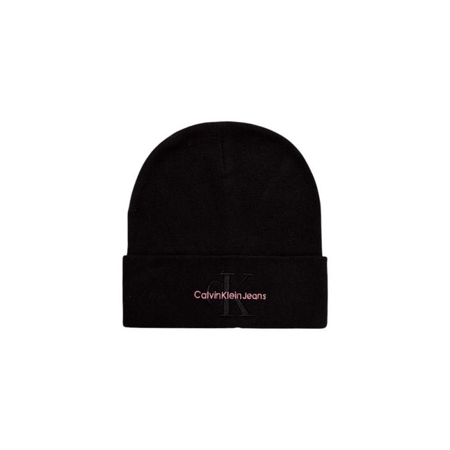 Black Cotton Cap (Baseball Hat)Discover the MONO LOGO EMBRO beanie for women by Calvin Klein Jeans, an essential accessory for every wardrobe. Made from 100% cotton, this beanie provides a soft and comfortable feel, perfect for cool days. The minimalist d