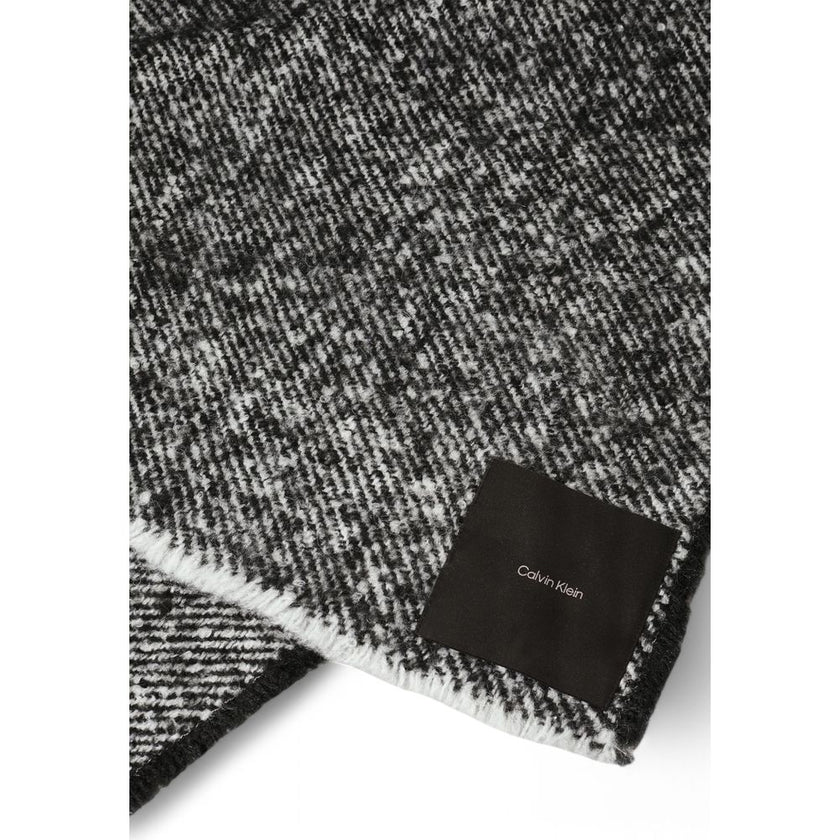 Black And White Polyester ScarfDiscover the Calvin Klein Concrete Blanket scarf for women, an elegant and versatile accessory that is a must-have in your wardrobe. Made from a blend of 65% polyester, 14% wool, 13% acrylic, and 8% polyamide, this scarf off
