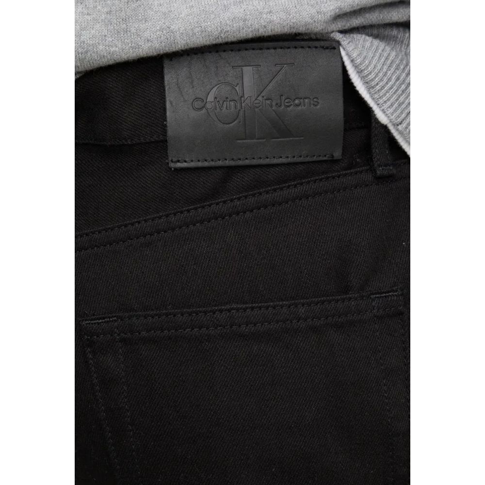 Black Cotton Relaxed Fit JeanDiscover the Calvin Klein Jeans STANDARD STRAIGHT J30J325966 regular/loose fit jeans for men, made from 100% cotton for optimal comfort. These jeans feature a straight and relaxed fit, perfect for any occasion, from leisure ti