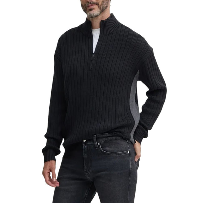 Black Cotton CardiganDiscover the Calvin Klein Jeans LINEAR HALF ZIP SWEA J30J326199 men’s cardigan, a versatile and trendy clothing piece. Made from high-quality materials, 85% cotton and 15% acrylic, this cardigan offers exceptional comfort and a pleasa