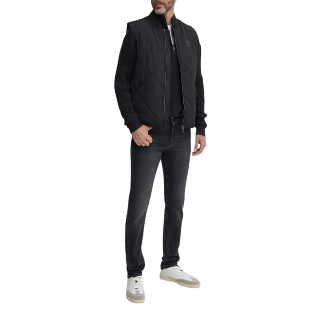Black Cotton CardiganDiscover the Calvin Klein Jeans LINEAR HALF ZIP SWEA J30J326199 men’s cardigan, a versatile and trendy clothing piece. Made from high-quality materials, 85% cotton and 15% acrylic, this cardigan offers exceptional comfort and a pleasa