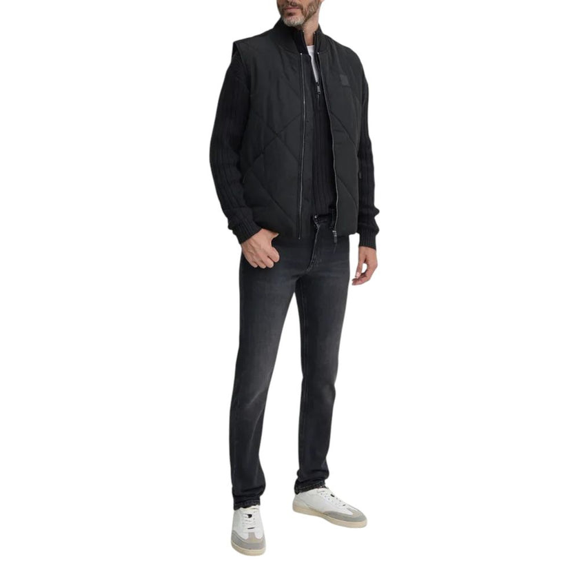 Black Cotton CardiganDiscover the Calvin Klein Jeans LINEAR HALF ZIP SWEA J30J326199 men’s cardigan, a versatile and trendy clothing piece. Made from high-quality materials, 85% cotton and 15% acrylic, this cardigan offers exceptional comfort and a pleasa