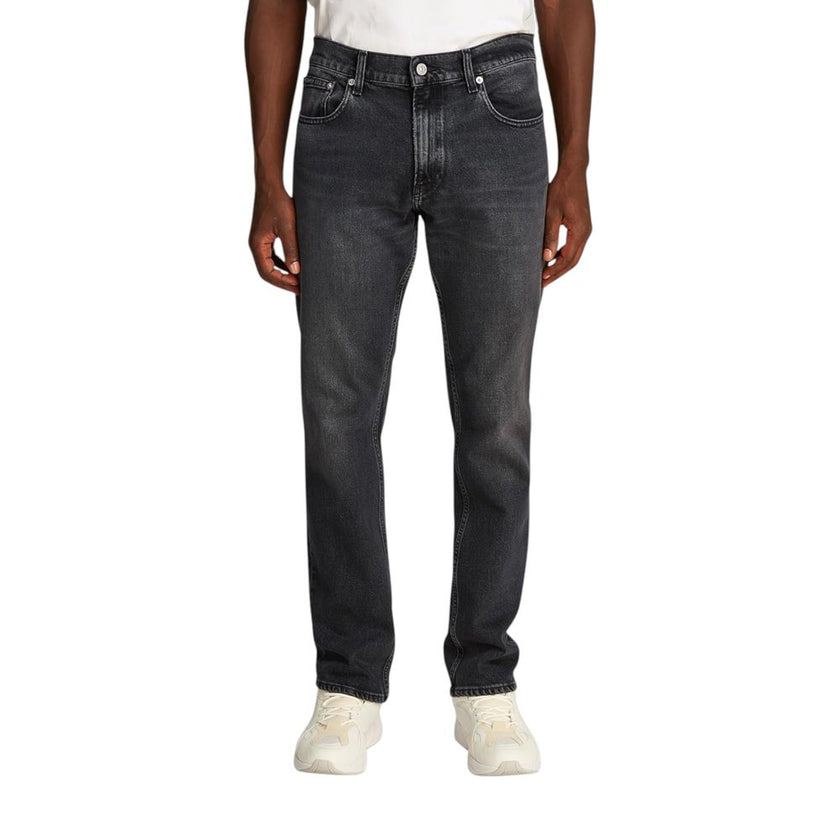 Black Cotton Skinny JeanDiscover the Calvin Klein Jeans SLIM STRAIGHT J30J326834 men’s slim jeans, an essential piece for your wardrobe. Made from 99% cotton and 1% elastane/lycra, these jeans offer a comfortable fit with a slight stretch that ensures fre