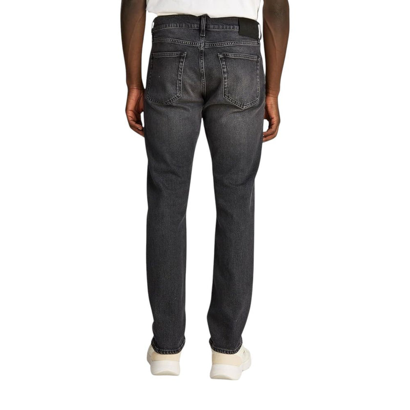 Black Cotton Skinny JeanDiscover the Calvin Klein Jeans SLIM STRAIGHT J30J326834 men’s slim jeans, an essential piece for your wardrobe. Made from 99% cotton and 1% elastane/lycra, these jeans offer a comfortable fit with a slight stretch that ensures fre