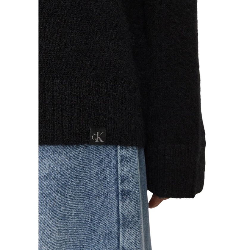 Black Polyester SweaterDiscover the Calvin Klein Jeans TEXTURED LOOSE SWEAT J20J224636 women’s sweater, an essential piece for your winter wardrobe. Made from a blend of 58% polyester, 40% wool, and 2% elastane/lycra, this sweater offers unmatched softnes