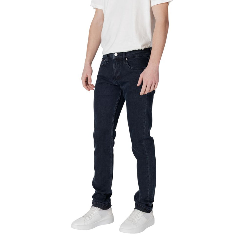 Blue Cotton Skinny JeanDiscover the slim fit jeans for men by Calvin Klein Jeans, model J30J325975, made with high-quality materials: 79% cotton, 20% recycled cotton, and 1% elastane/lycra. These jeans offer a modern and comfortable fit, perfect for any o