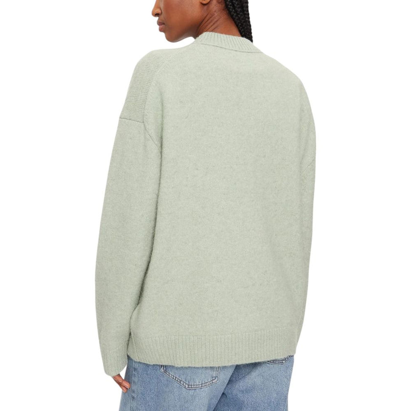 Green Polyester SweaterDiscover the Calvin Klein Jeans TEXTURED LOOSE SWEAT J20J224636 women’s sweater, an essential piece for your winter wardrobe. Made from a blend of 58% polyester, 40% wool, and 2% elastane/lycra, this sweater offers unmatched softnes