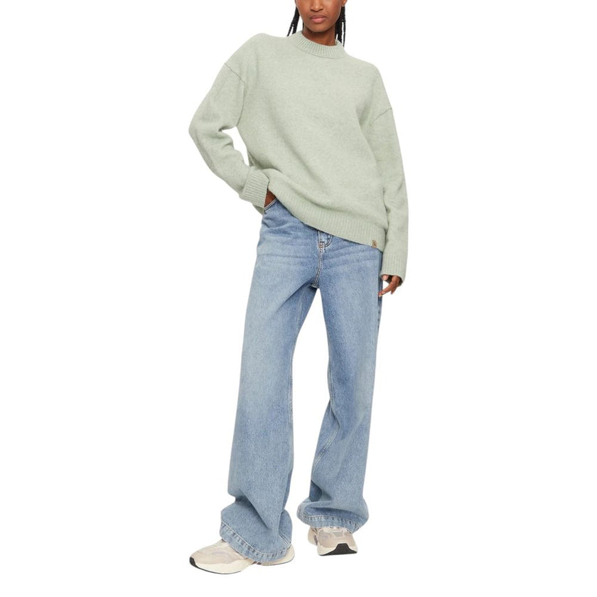 Green Polyester SweaterDiscover the Calvin Klein Jeans TEXTURED LOOSE SWEAT J20J224636 women’s sweater, an essential piece for your winter wardrobe. Made from a blend of 58% polyester, 40% wool, and 2% elastane/lycra, this sweater offers unmatched softnes