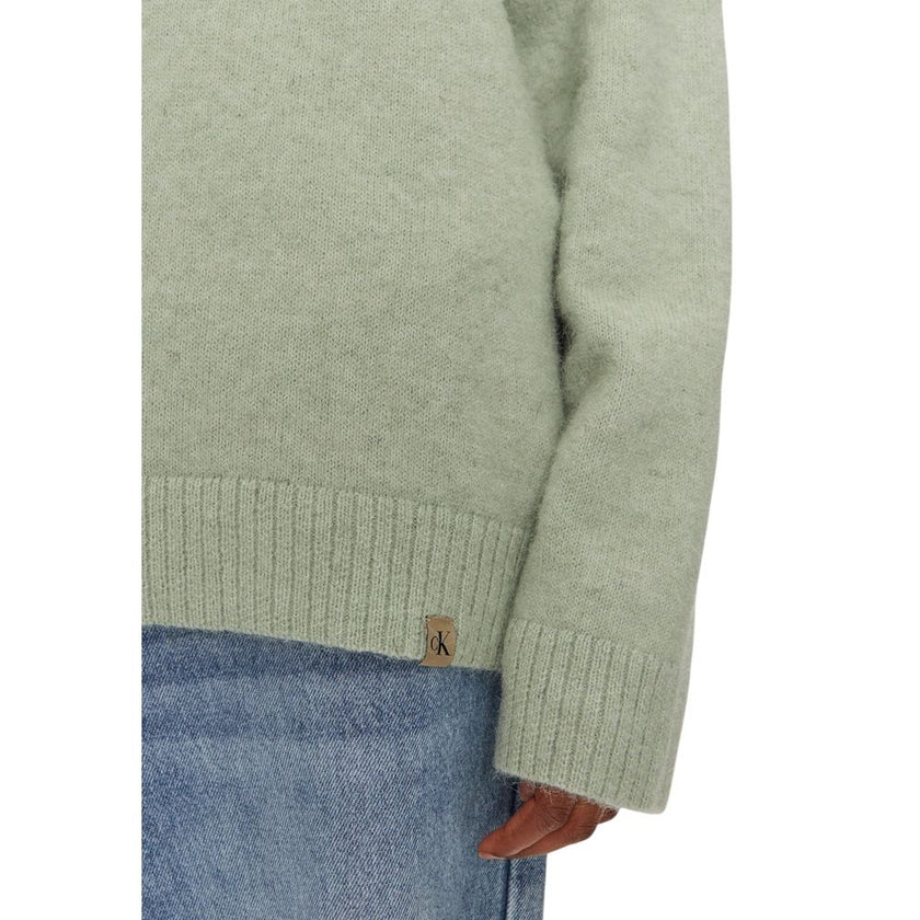 Green Polyester SweaterDiscover the Calvin Klein Jeans TEXTURED LOOSE SWEAT J20J224636 women’s sweater, an essential piece for your winter wardrobe. Made from a blend of 58% polyester, 40% wool, and 2% elastane/lycra, this sweater offers unmatched softnes