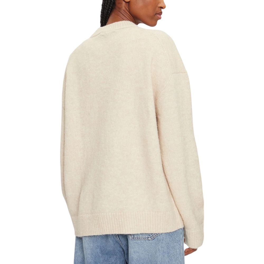 Beige Polyester SweaterDiscover the Calvin Klein Jeans TEXTURED LOOSE SWEAT J20J224636 women’s sweater, an essential piece for your winter wardrobe. Made from a blend of 58% polyester, 40% wool, and 2% elastane/lycra, this sweater offers unmatched softnes