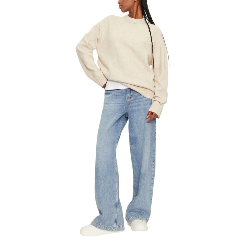 Beige Polyester SweaterDiscover the Calvin Klein Jeans TEXTURED LOOSE SWEAT J20J224636 women’s sweater, an essential piece for your winter wardrobe. Made from a blend of 58% polyester, 40% wool, and 2% elastane/lycra, this sweater offers unmatched softnes