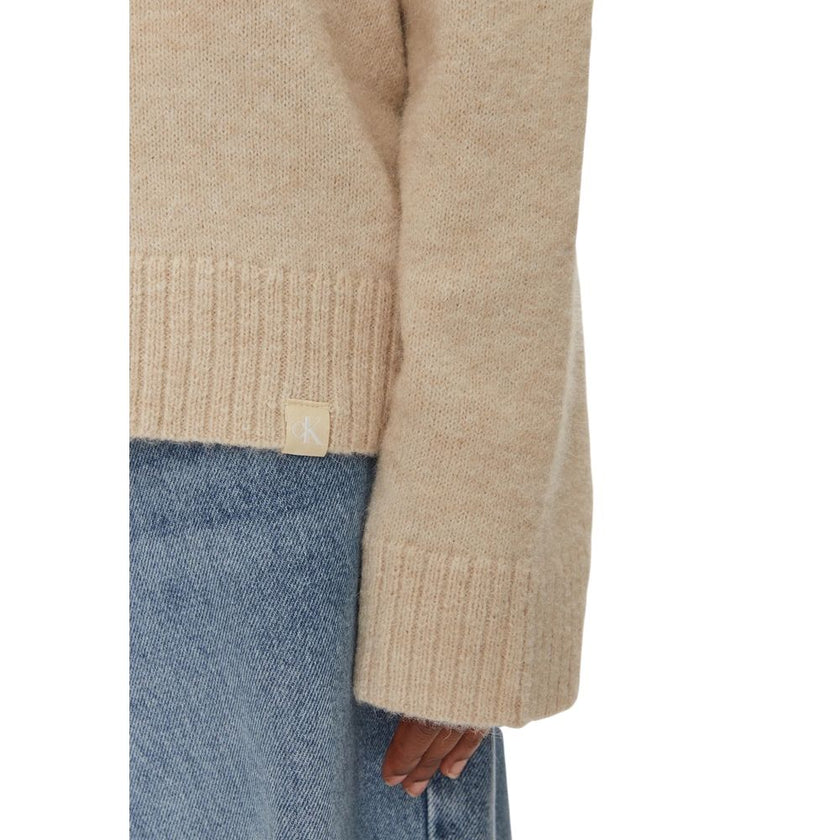 Beige Polyester SweaterDiscover the Calvin Klein Jeans TEXTURED LOOSE SWEAT J20J224636 women’s sweater, an essential piece for your winter wardrobe. Made from a blend of 58% polyester, 40% wool, and 2% elastane/lycra, this sweater offers unmatched softnes