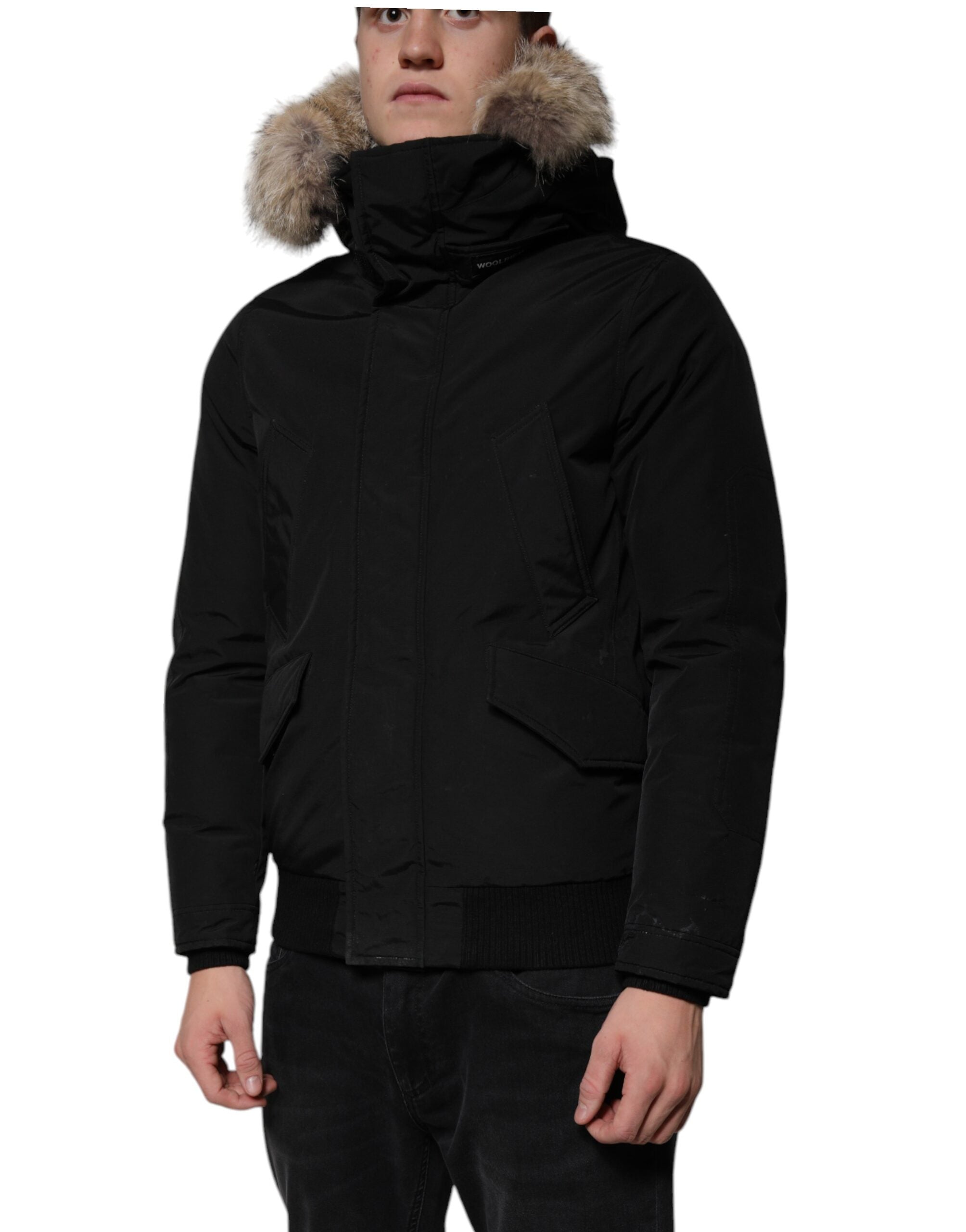 Manteau en peau lainée à capuche noire et manches longues