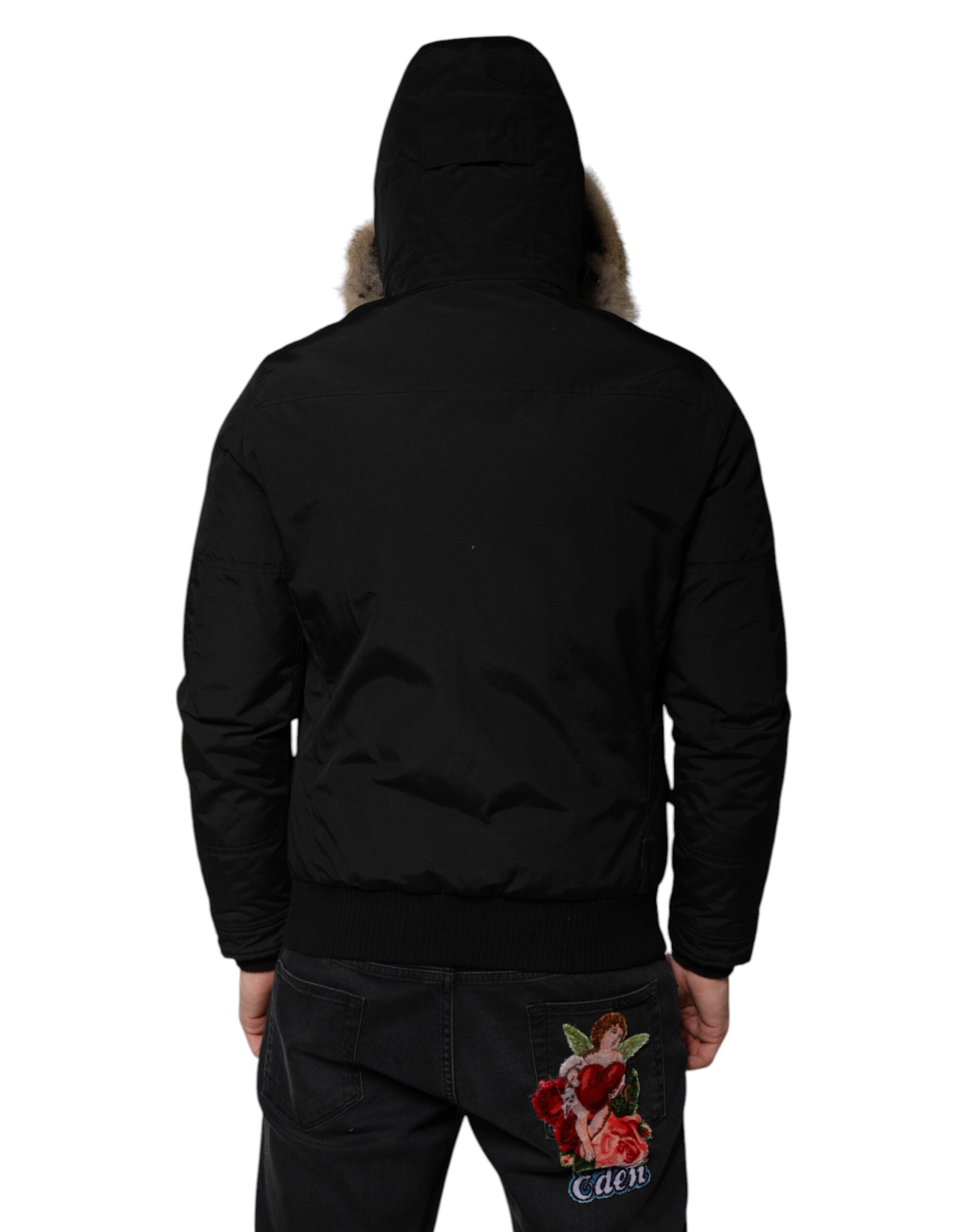 Manteau en peau lainée à capuche noire et manches longues
