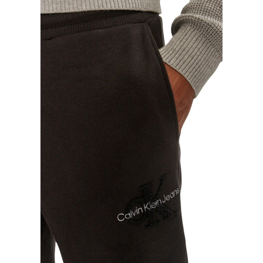 Black Organic Cotton Joggers Workout PantThe Calvin Klein Jeans CHENILLE MONOLOGO SW J30J326685 men’s sweatpants are made from 100% organic cotton, ensuring exceptional comfort and a soft feel against the skin. These pants are perfect for daily activities