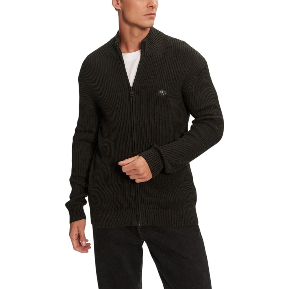 Black Cotton CardiganDiscover the Calvin Klein Jeans WOVEN LABEL ZIP THRO cardigan for men, an essential piece for your wardrobe. Made from 100% cotton, this cardigan offers exceptional comfort and a perfect fit. The ribbed design adds a touch of casual e