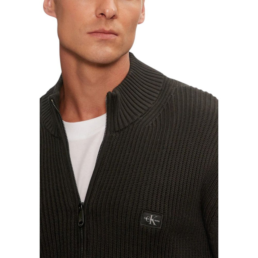 Black Cotton CardiganDiscover the Calvin Klein Jeans WOVEN LABEL ZIP THRO cardigan for men, an essential piece for your wardrobe. Made from 100% cotton, this cardigan offers exceptional comfort and a perfect fit. The ribbed design adds a touch of casual e