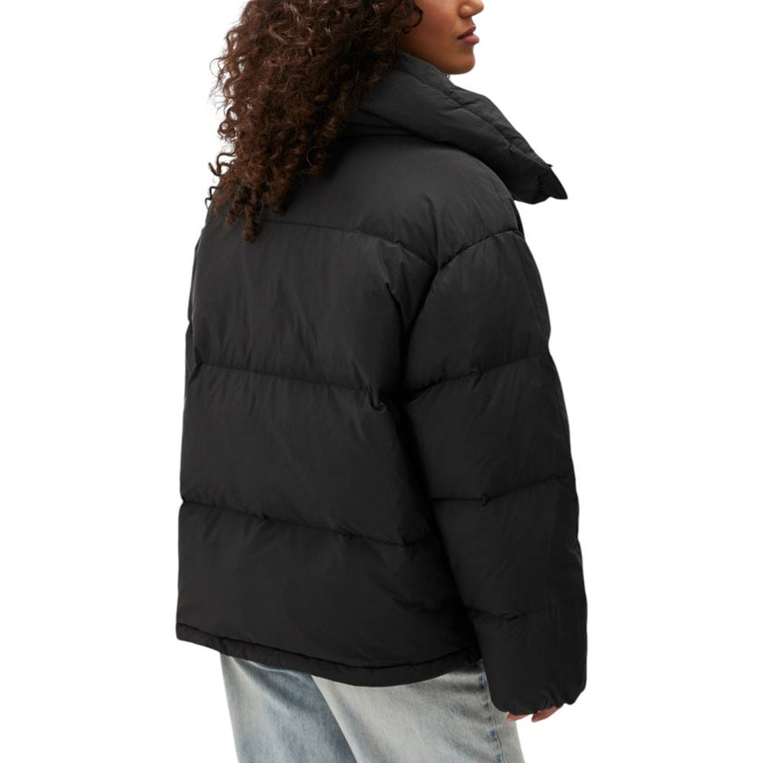 Black Polyester ClothingThe Relaxed Puffer jacket by Calvin Klein Jeans is perfect for women seeking comfort and style in one piece. Made from 100% polyester, this puffer provides excellent protection against the cold, thanks to its generous padding and e