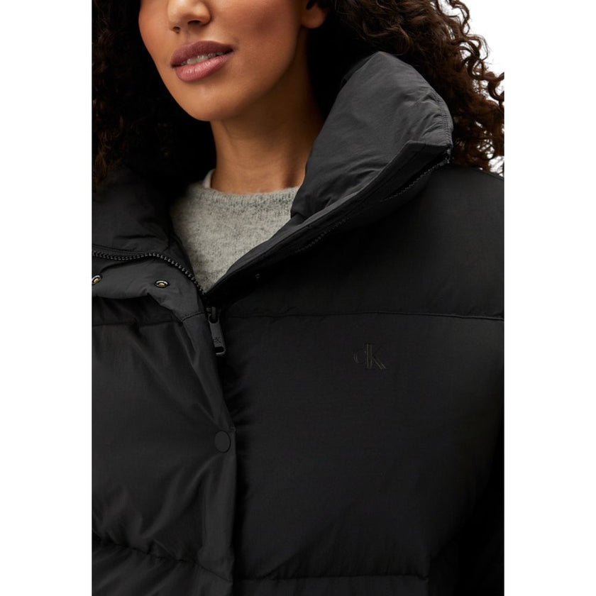 Black Polyester ClothingThe Relaxed Puffer jacket by Calvin Klein Jeans is perfect for women seeking comfort and style in one piece. Made from 100% polyester, this puffer provides excellent protection against the cold, thanks to its generous padding and e