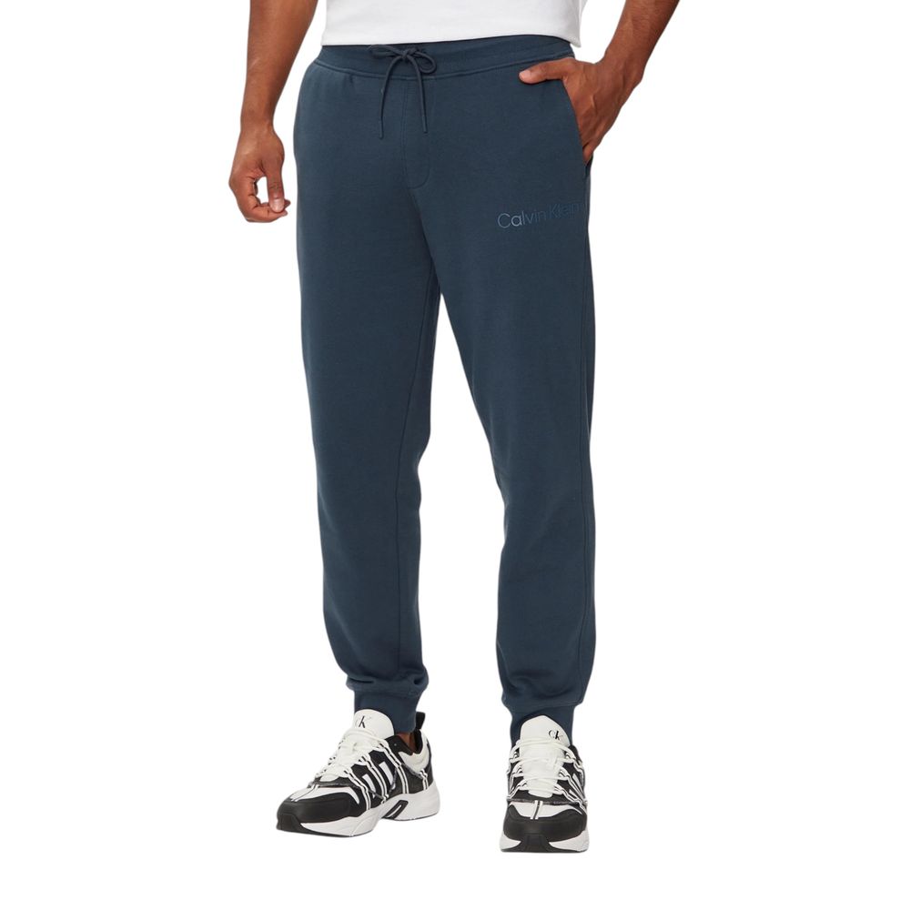 Blue Cotton Joggers (Workout Pants)Discover the Calvin Klein Jeans INSTITUTIONAL HWK PA J30J326886 men’s sweatpants, made from 100% cotton to ensure maximum comfort and breathability. These pants are perfect for your workout sessions or for a casual every