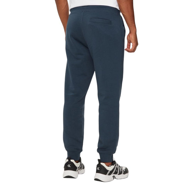 Blue Cotton Joggers (Workout Pants)Discover the Calvin Klein Jeans INSTITUTIONAL HWK PA J30J326886 men’s sweatpants, made from 100% cotton to ensure maximum comfort and breathability. These pants are perfect for your workout sessions or for a casual every
