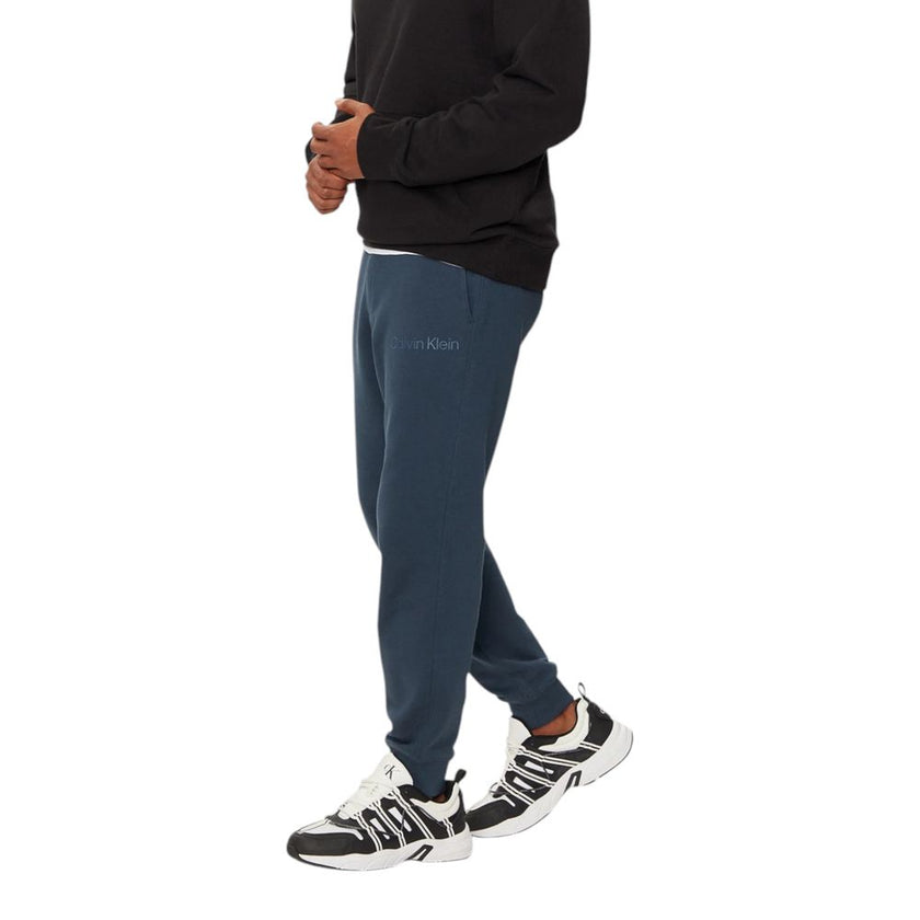 Blue Cotton Joggers (Workout Pants)Discover the Calvin Klein Jeans INSTITUTIONAL HWK PA J30J326886 men’s sweatpants, made from 100% cotton to ensure maximum comfort and breathability. These pants are perfect for your workout sessions or for a casual every
