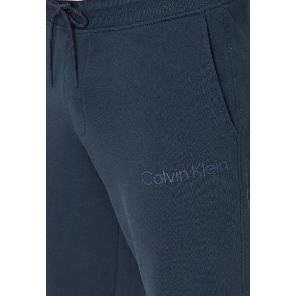 Blue Cotton Joggers (Workout Pants)Discover the Calvin Klein Jeans INSTITUTIONAL HWK PA J30J326886 men’s sweatpants, made from 100% cotton to ensure maximum comfort and breathability. These pants are perfect for your workout sessions or for a casual every