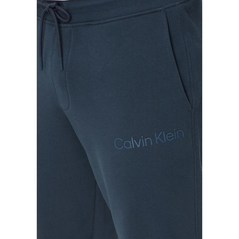 Blue Cotton Joggers (Workout Pants)Discover the Calvin Klein Jeans INSTITUTIONAL HWK PA J30J326886 men’s sweatpants, made from 100% cotton to ensure maximum comfort and breathability. These pants are perfect for your workout sessions or for a casual every