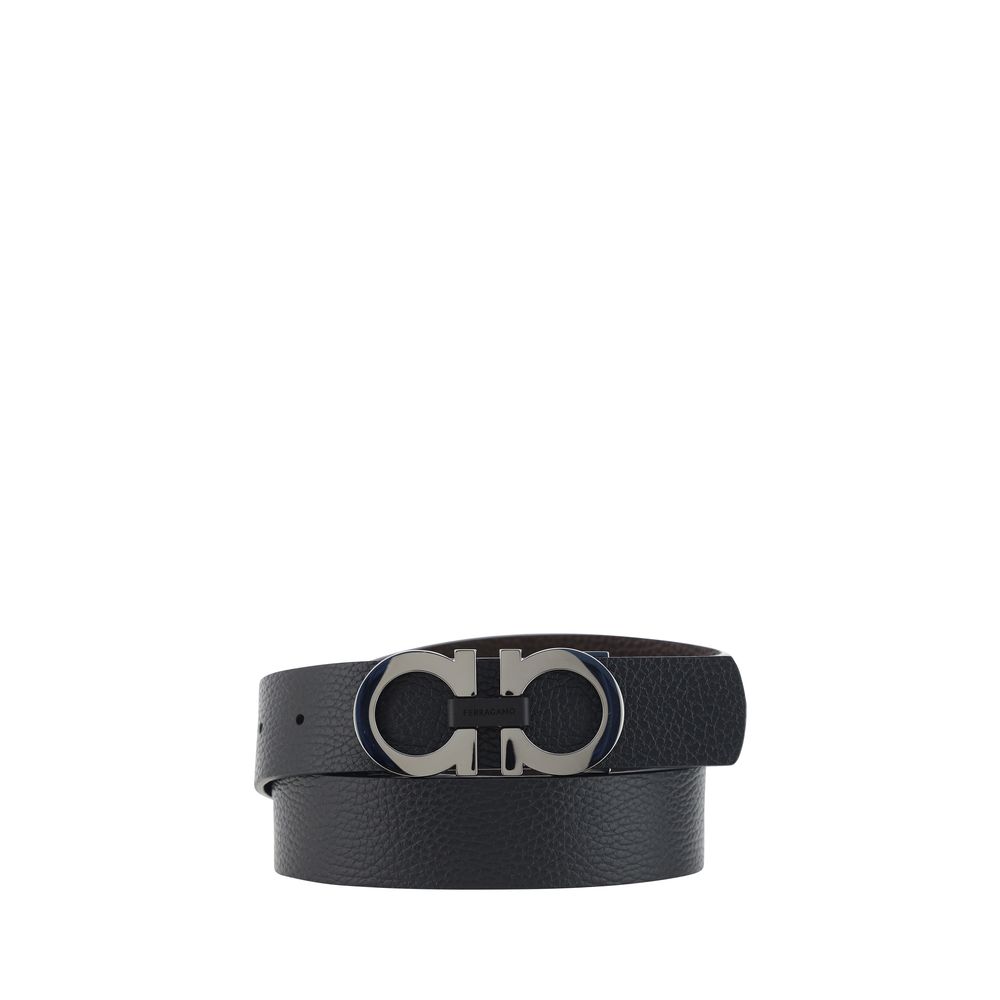 Black Calf Leather Bos Taurus Regular BeltFerragamo’s leather Belt features a buckle with the brand’s iconic Gancini logo, a distinctive symbol. At 2.5 cm thick, this belt offers an elegant and versatile design, perfect for completing sophisticated, every