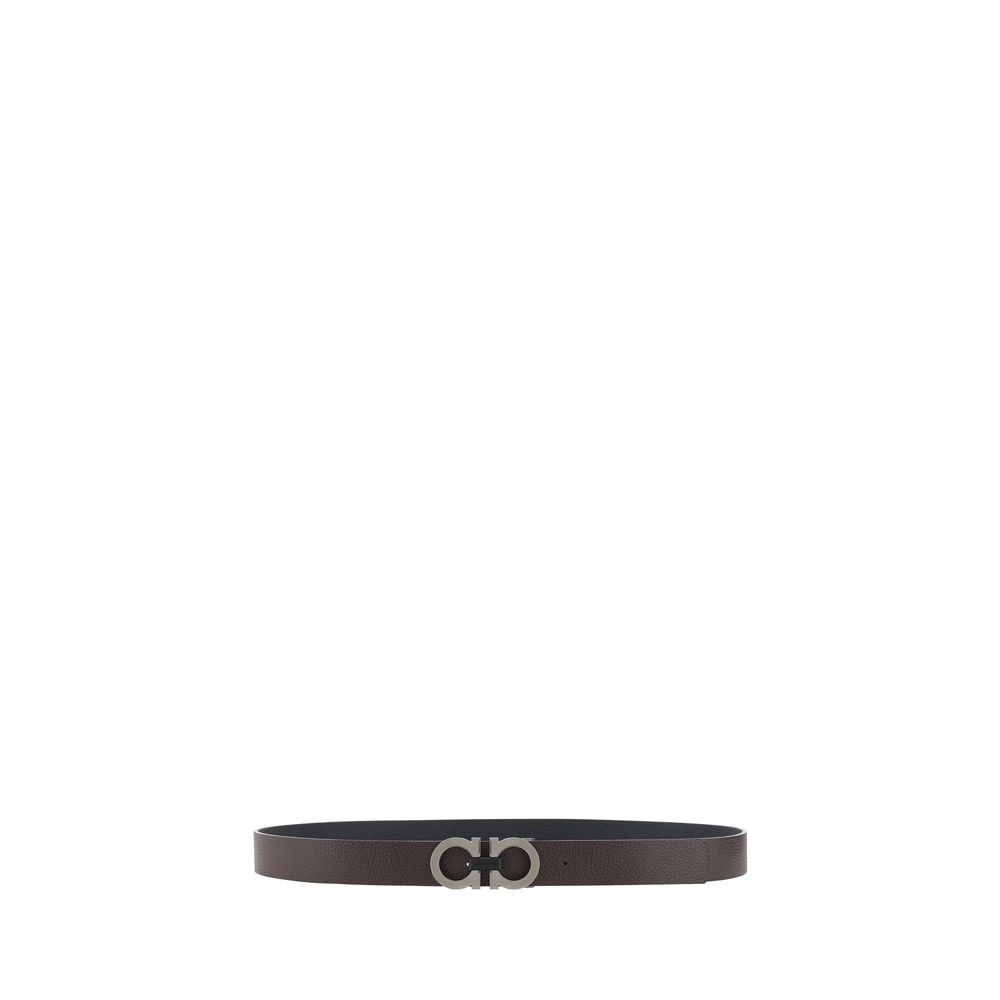 Black Calf Leather Bos Taurus Regular BeltFerragamo’s leather Belt features a buckle with the brand’s iconic Gancini logo, a distinctive symbol. At 2.5 cm thick, this belt offers an elegant and versatile design, perfect for completing sophisticated, every