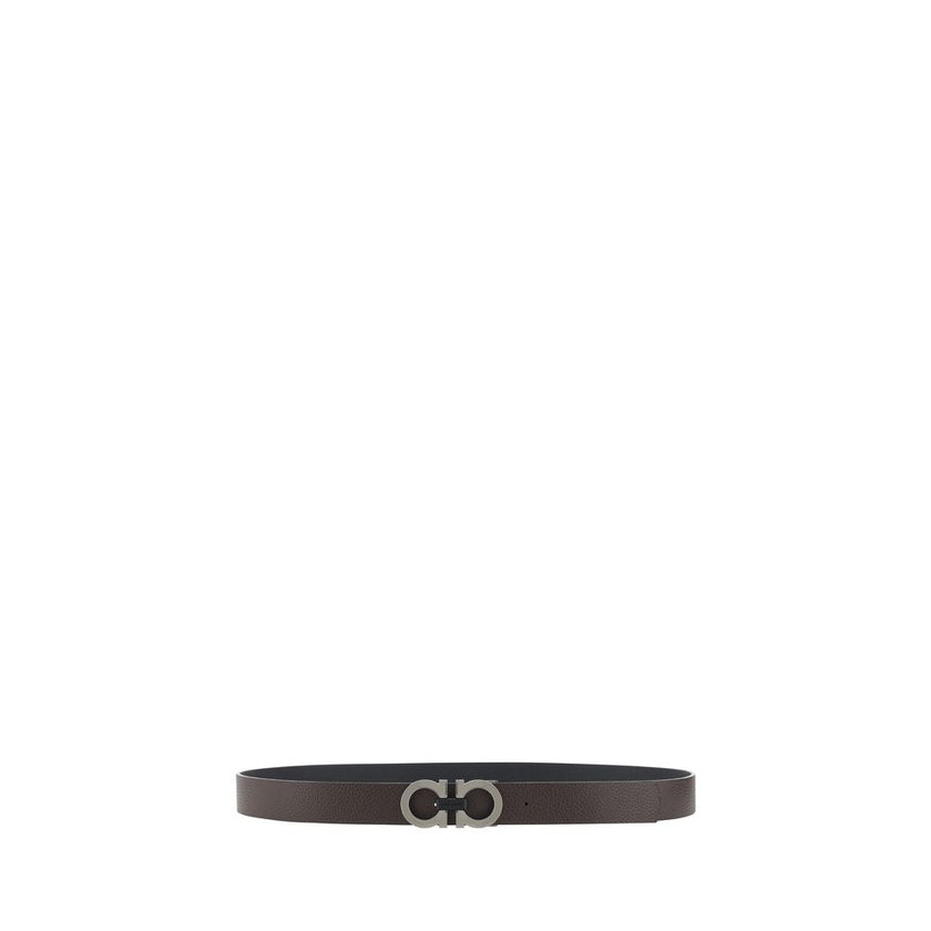 Black Calf Leather Bos Taurus Regular BeltFerragamo’s leather Belt features a buckle with the brand’s iconic Gancini logo, a distinctive symbol. At 2.5 cm thick, this belt offers an elegant and versatile design, perfect for completing sophisticated, every