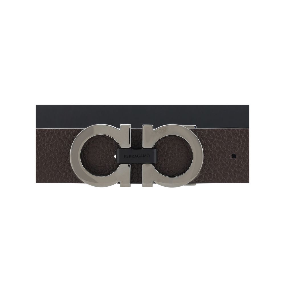 Black Calf Leather Bos Taurus Regular BeltFerragamo’s leather Belt features a buckle with the brand’s iconic Gancini logo, a distinctive symbol. At 2.5 cm thick, this belt offers an elegant and versatile design, perfect for completing sophisticated, every