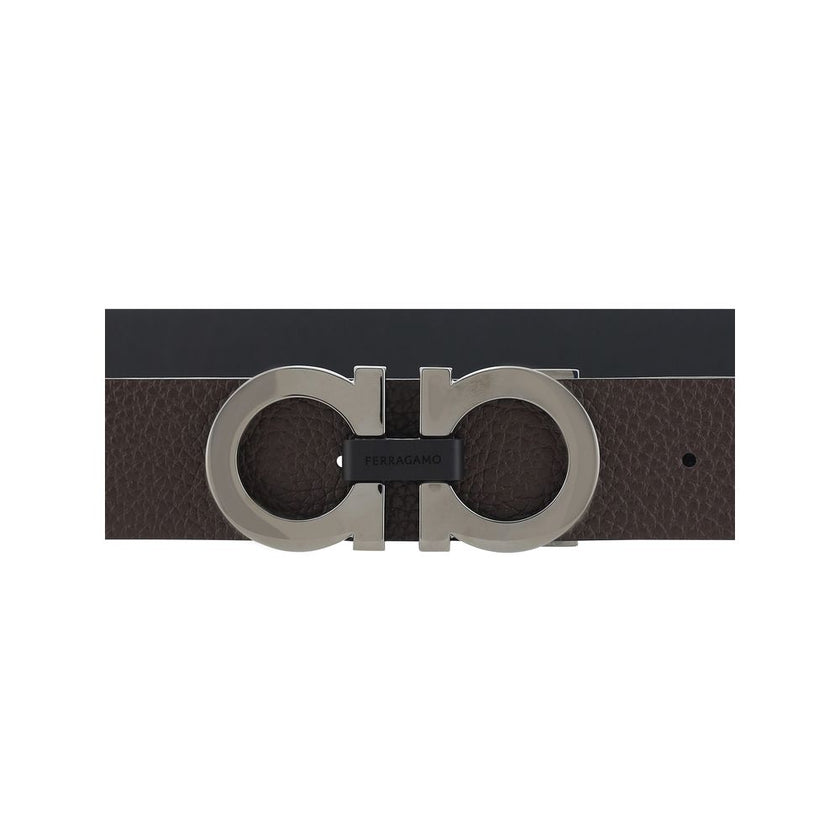 Black Calf Leather Bos Taurus Regular BeltFerragamo’s leather Belt features a buckle with the brand’s iconic Gancini logo, a distinctive symbol. At 2.5 cm thick, this belt offers an elegant and versatile design, perfect for completing sophisticated, every