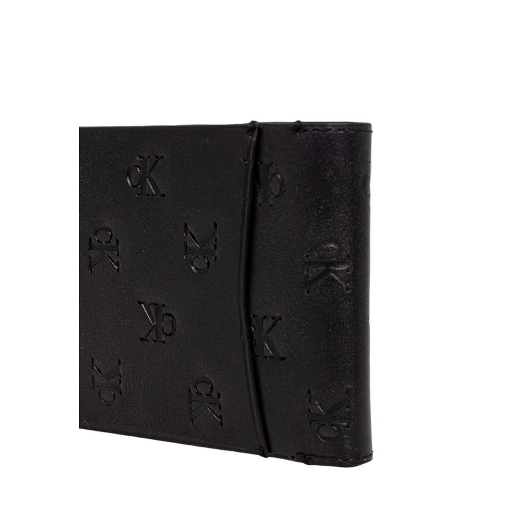 Black Leather WalletThe Calvin Klein Jeans AOP EMBOSS BIFOLD K50K512588 men’s wallet is a stylish and modern accessory, crafted entirely from high-quality leather. The bifold design without coin pocket ensures practicality and a slim profile, perfect for