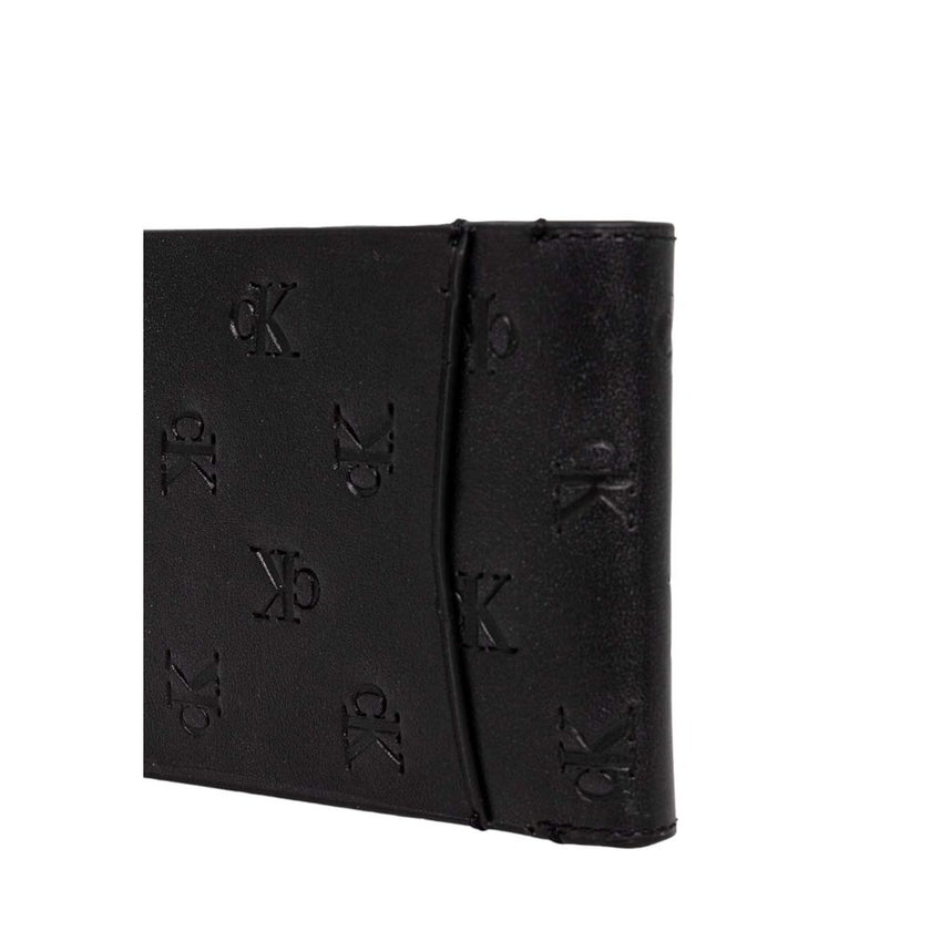 Black Leather WalletThe Calvin Klein Jeans AOP EMBOSS BIFOLD K50K512588 men’s wallet is a stylish and modern accessory, crafted entirely from high-quality leather. The bifold design without coin pocket ensures practicality and a slim profile, perfect for