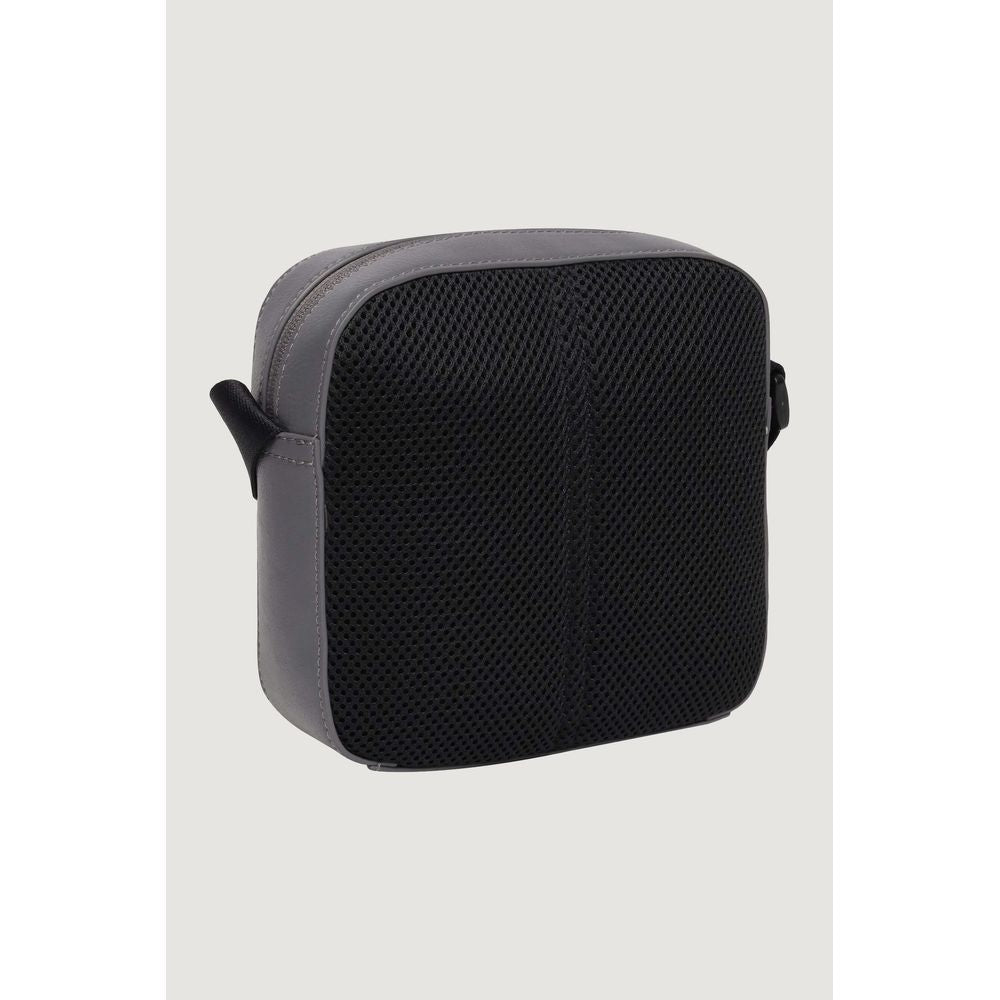 Gray Recycled Polyester Messenger BagDiscover the TAGGED SQUARE CAMERA crossbody bag for men by Calvin Klein, a versatile and modern accessory. Made with an innovative composition of materials, 51% recycled polyester and 49% polyurethane, this bag perfect