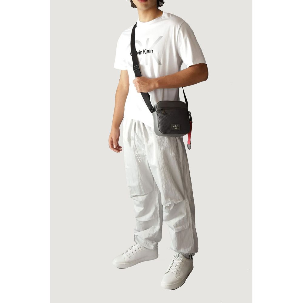 Gray Recycled Polyester Messenger BagDiscover the TAGGED SQUARE CAMERA crossbody bag for men by Calvin Klein, a versatile and modern accessory. Made with an innovative composition of materials, 51% recycled polyester and 49% polyurethane, this bag perfect