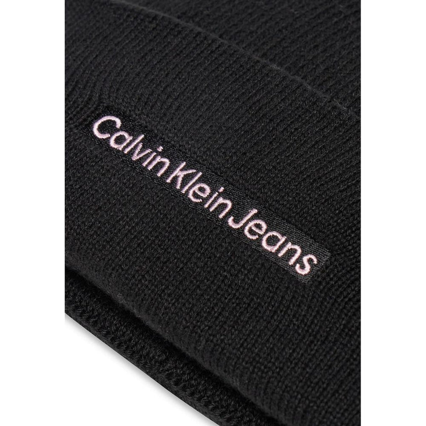 Black Cotton Cap (Baseball Hat)Discover the Calvin Klein INST EMBRO BEANIE K60K612651 women’s beanie, crafted from a high-quality blend of 50% cotton and 50% acrylic. This accessory is perfect for completing your winter look, providing warmth and comfort