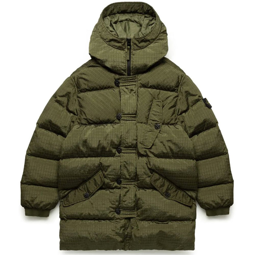 Green Nylon Men ParkaStep into the bold, contemporary world of fashion with this Stone Island down parka, crafted for the trendsetter who isn’t afraid to stand out. The cutting-edge Nylon Metal fabric dazzles with a metallic sheen, showcasing an audacious