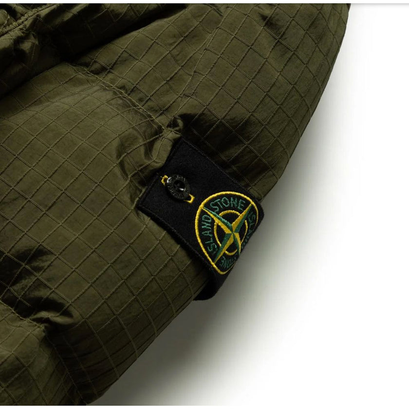 Green Nylon Men ParkaStep into the bold, contemporary world of fashion with this Stone Island down parka, crafted for the trendsetter who isn’t afraid to stand out. The cutting-edge Nylon Metal fabric dazzles with a metallic sheen, showcasing an audacious